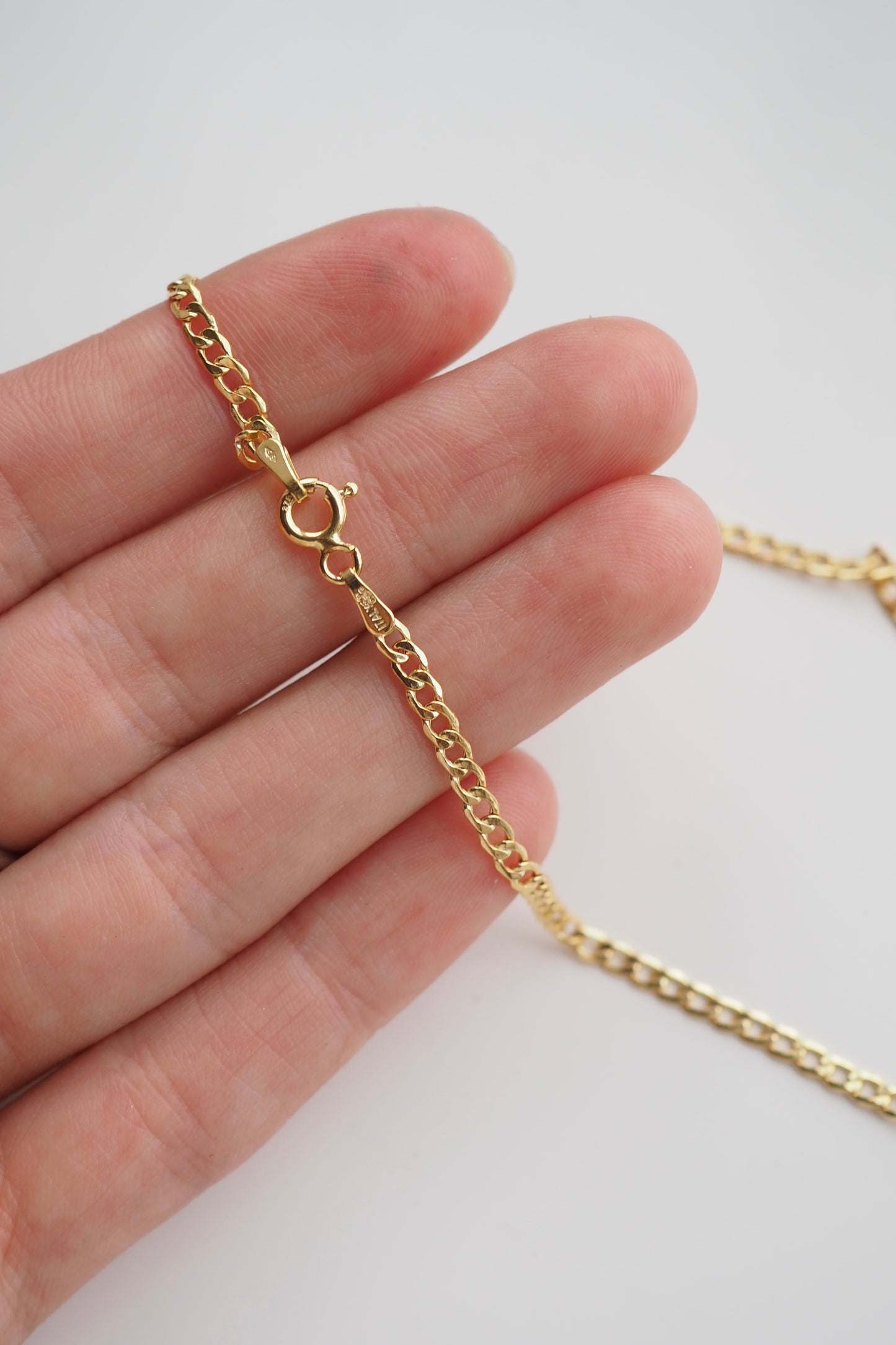 9ct Yellow Gold 2.6mm Hollow Curb Chain - Hallmarked